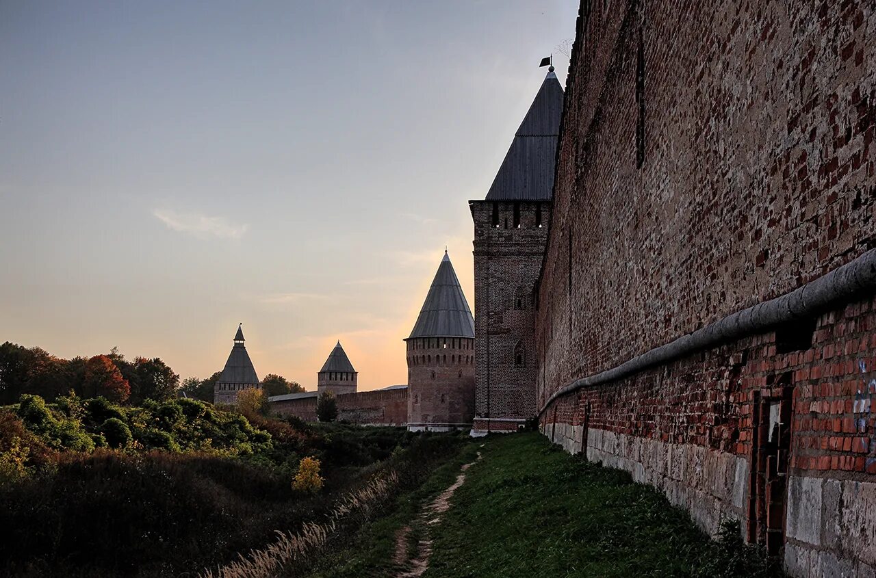 Крепостные стены кремля. Смоленская крепость Смоленск. Смоленская Крепостная стена.