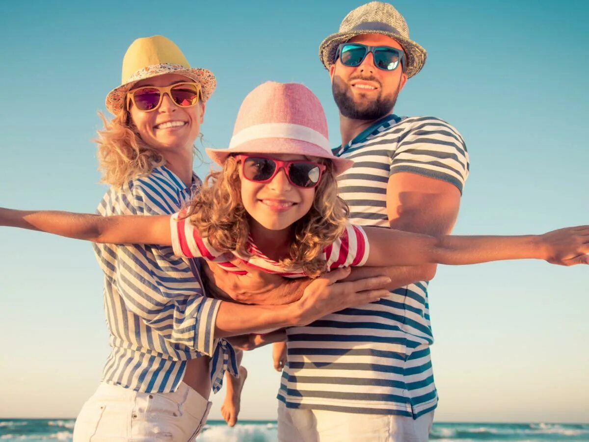 Море пляж семья. Семья на пляже. Семья на пляже. Египет семейный отдых. Египетские дети.