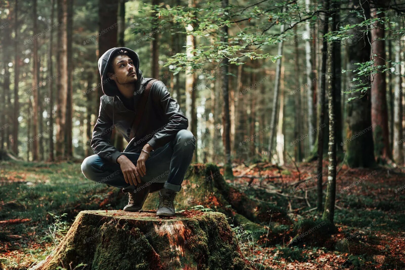 бизнесмен в лесу