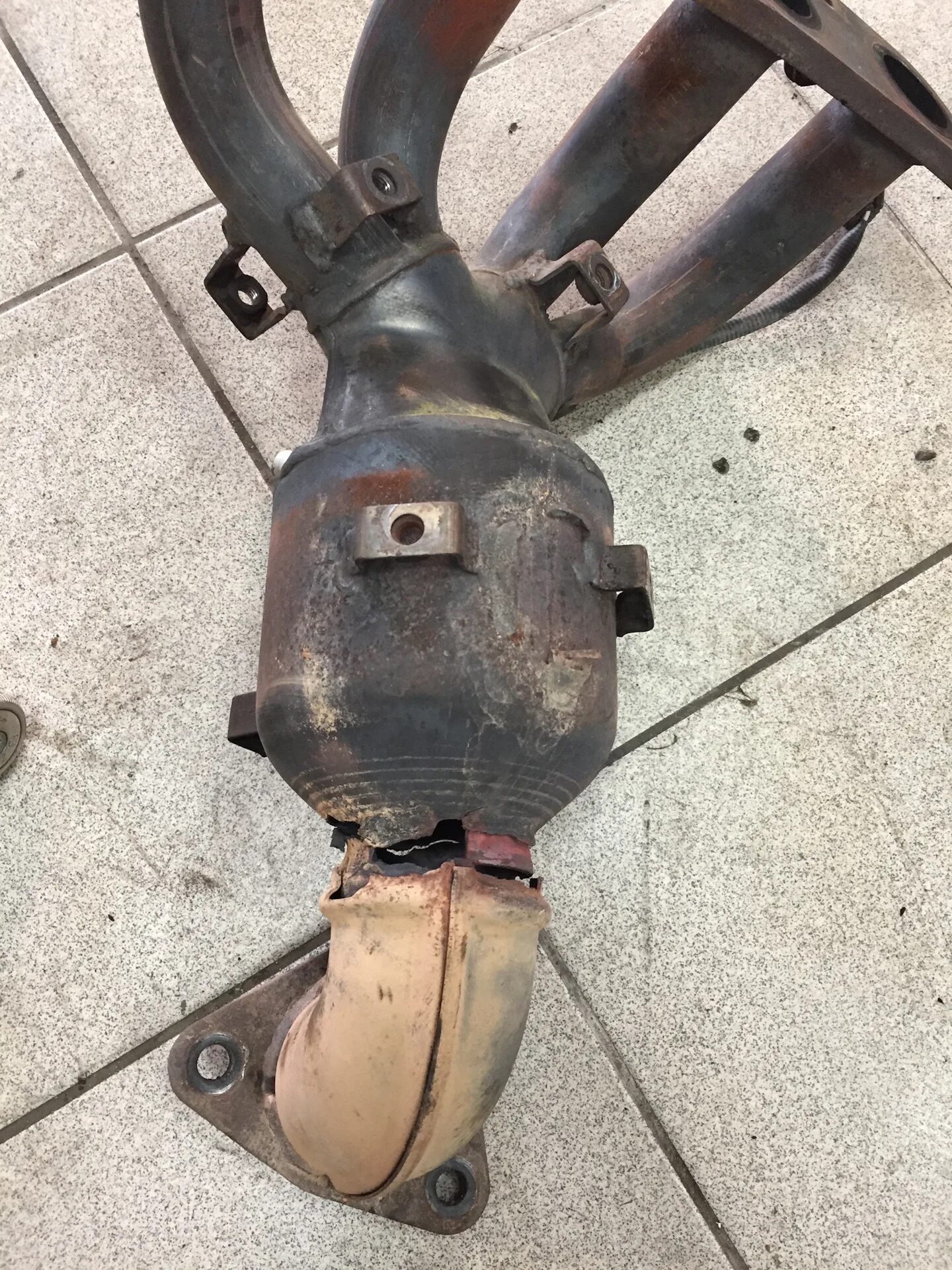 Впускной коллектор лифан х60. Выпускной коллектор лифан х60. Коллектор выпускной lifan x60. Выпускной коллектор лифан х60. Лифан х60 коллектор.