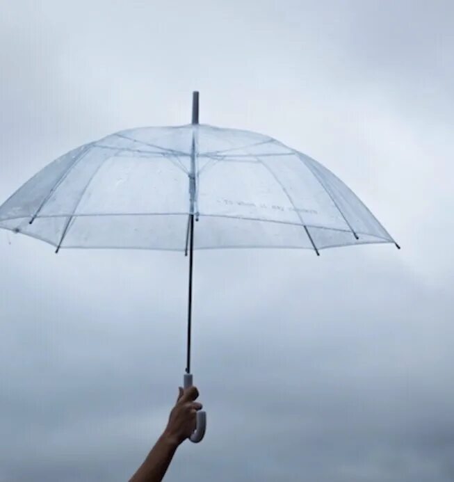 Девушка с зонтом. Держит зонтик. Зонт в руке. Зонт под дождем.