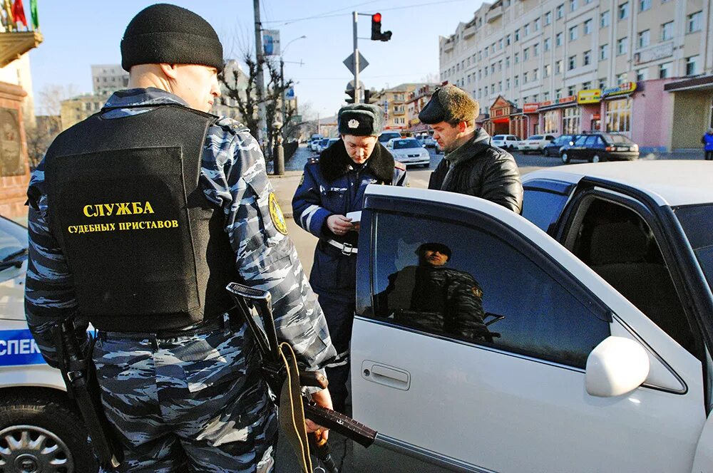 Машина приставы забирают авто. Судебные приставы автомобиль. Водитель судебных приставов. Аресты автомобилей сайт гибдд