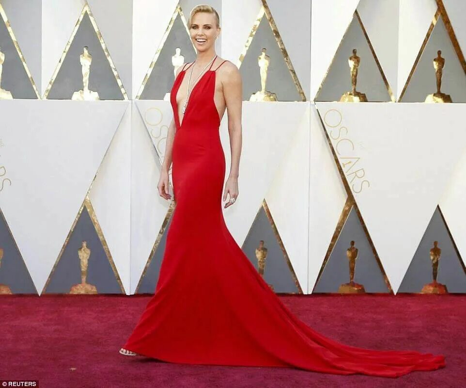 Платье церемония. Платье Кейт Бланшетт на Оскаре. Кейт Бланшетт на красной дорожке. Кейт Бланшетт 2022 красная дорожка. Шарлиз Терон на красной дорожке.