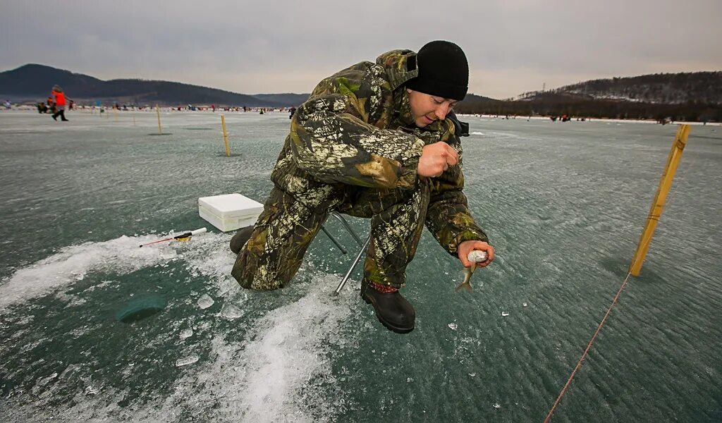 Рыбалка на байкале 2024. Рыбалка на Байкале. Рыбалка на Байкале зимой. Рыболовство в Бурятии. Рыбаки на Байкале.