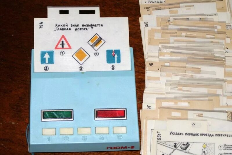 Экзаменатор Гном 2. Экзаменационный аппарат Вятка. Гном 2 экзаменатор батарейки. СССР прибор для ПДД.