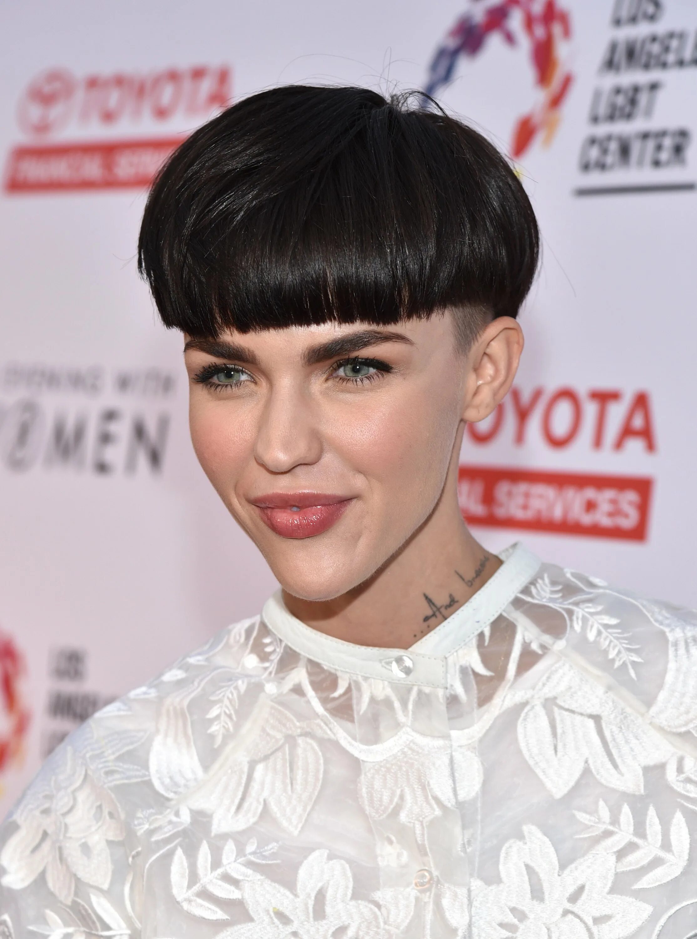 Прическа горшок женская. Прическа горшок женская. Стрижка под горшок женская. Прическа горшок женская. Стрижка сэссун пикси короткая.