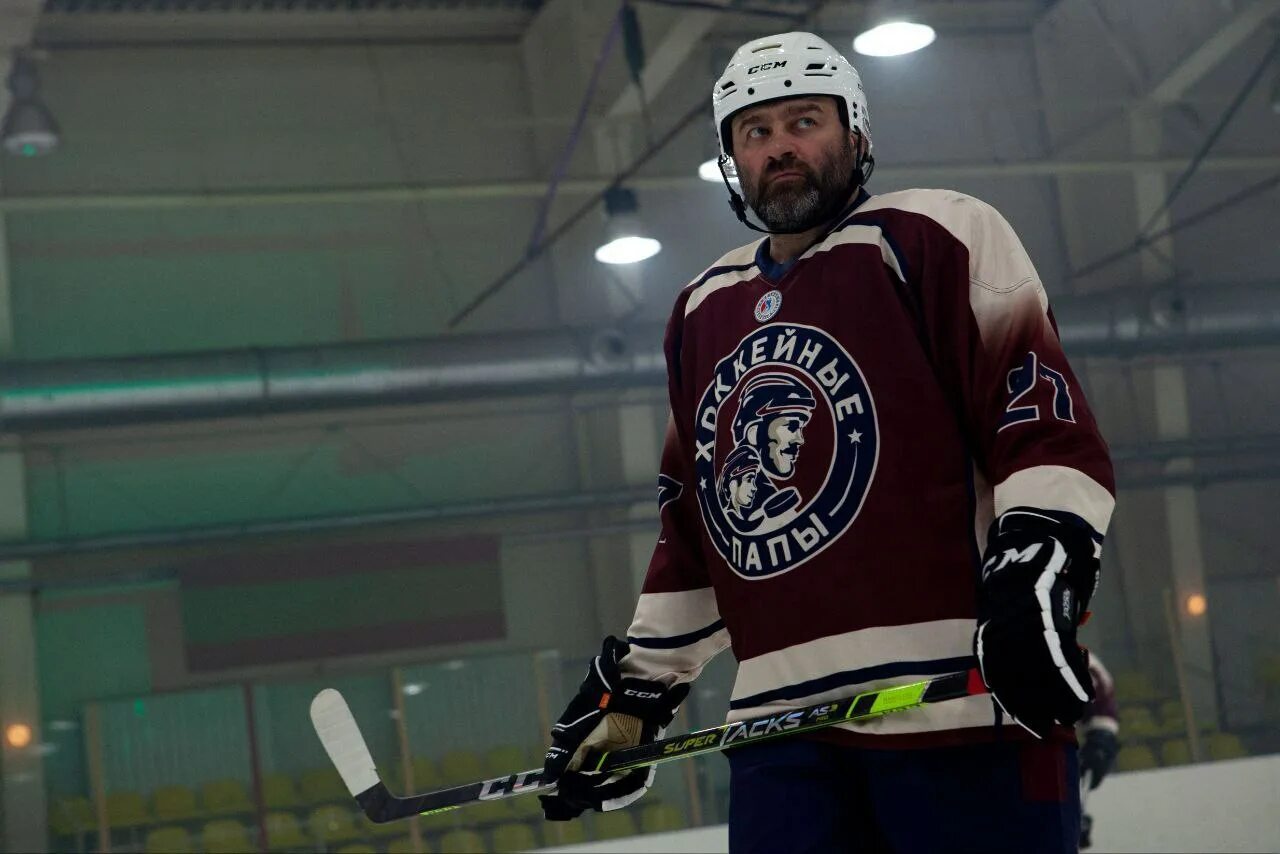 Хоккейные папы режиссер. Отец и сын хоккей. Хоккейный папа. Хоккейный папа тверь. Хоккейные папы режиссер.