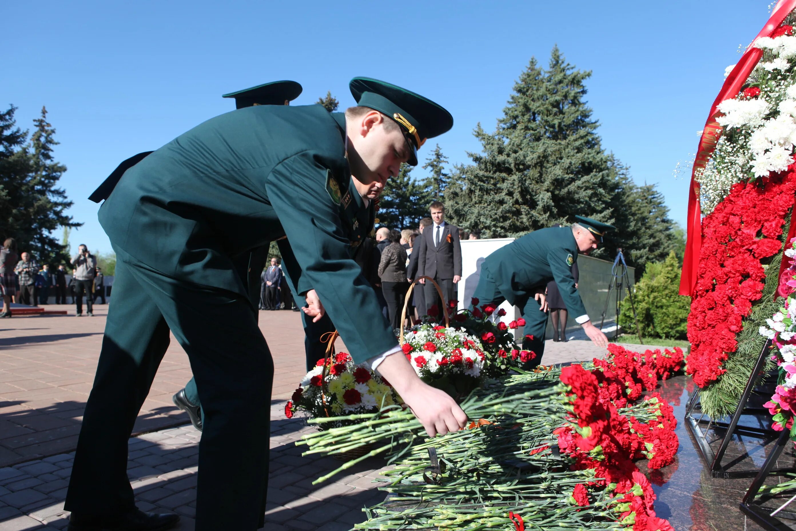 Возложение цветов к памятнику. Возложение цветов к памятнику дети. День Победы возложение цветов. Цветы для возложения к памятнику. Где можно возложить цветы в спб