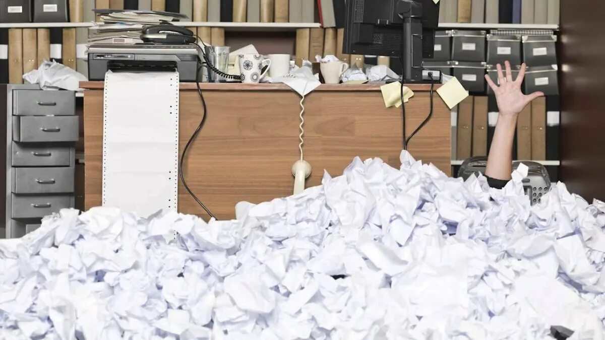 Дни наполненные работой. Много бумаги. Человек с кучей бумаг. Завал бумаг. Завален бумагами.