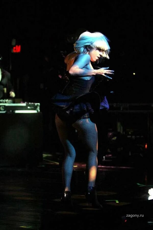 Леди гага на звонок. Леди Гага на сцене. Леди Гага на вечеринке. Леди Гага на репетиции. Леди Гага на коленях.