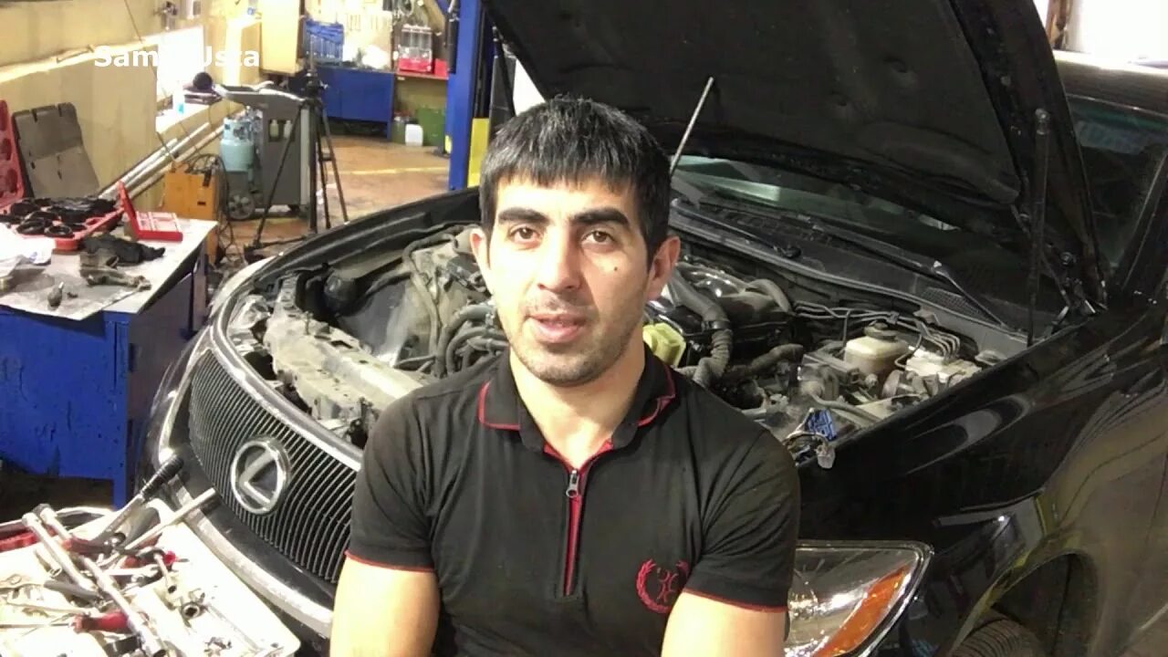 Механик грузовика. Автомобиль с открытым капотом. Машин уста. Техническое обслуживание автомобиля. Volvo truck сервис.