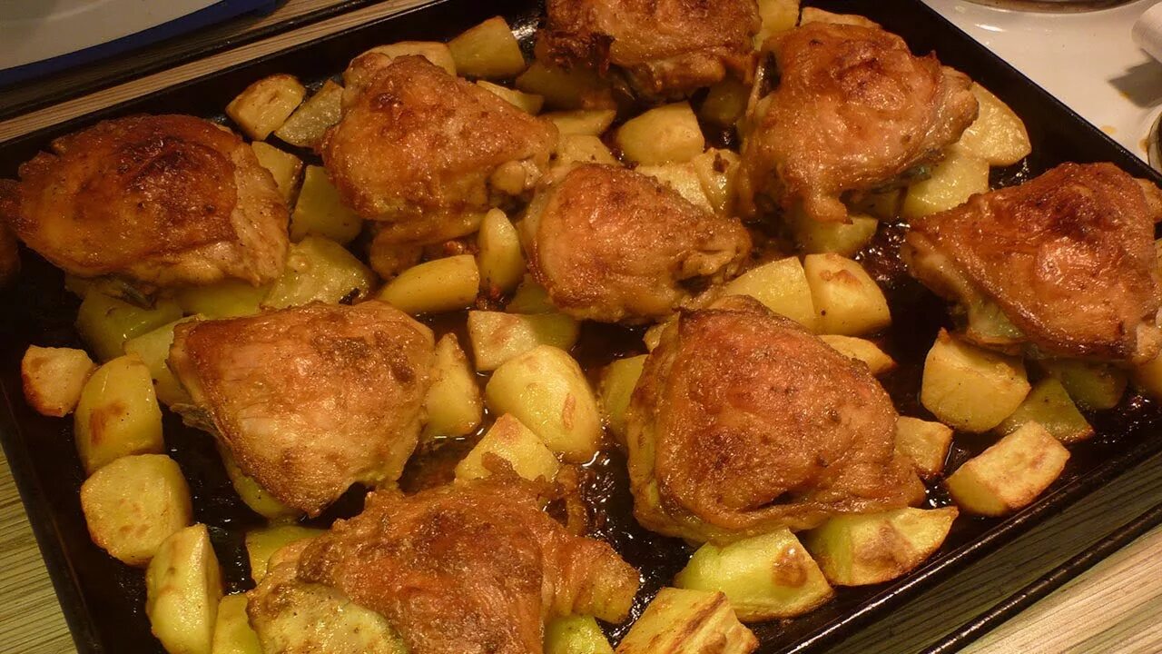 Как сделать картошку в духовке с курицей. Курица с картошкой в духовке. Картошка с курой в духовке. Картошка с курицей в духовкк. Запеченный картофель с курицей.