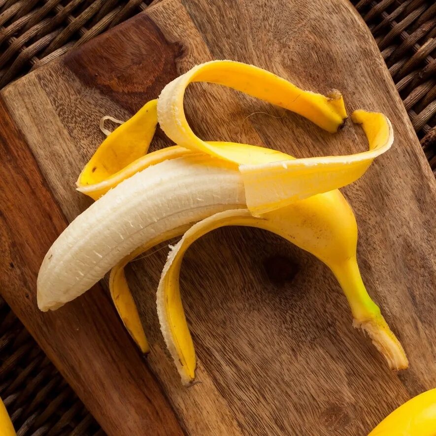 Где можно купит банан. Кожура банана. Штука для чистки бананов. 5 Килограммов бананов. Бананы с кожурой ешь.