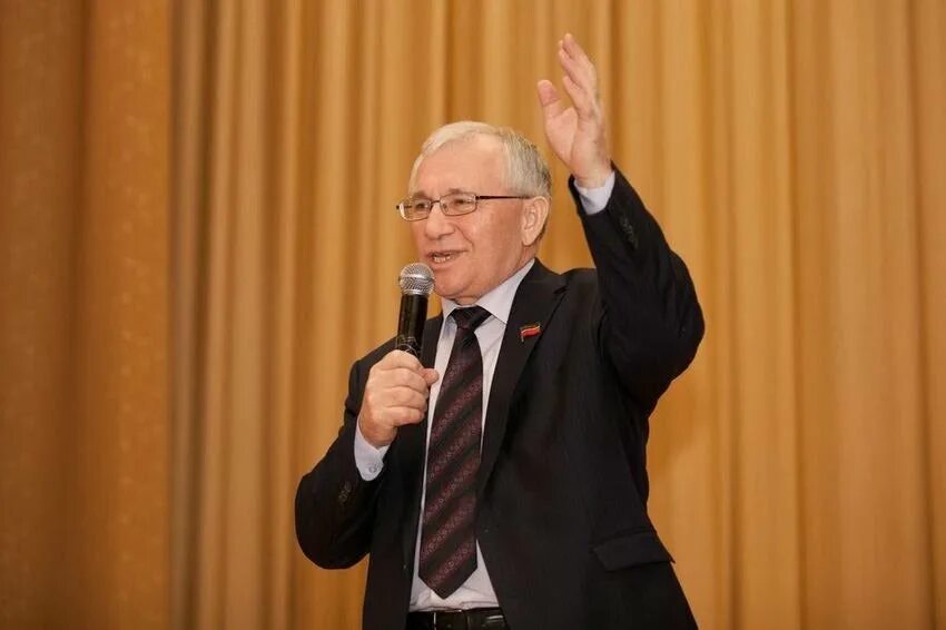 Разил вәлиев. Р. Разил вәлиев. Депутат казани валеев. Разил вәлиев.