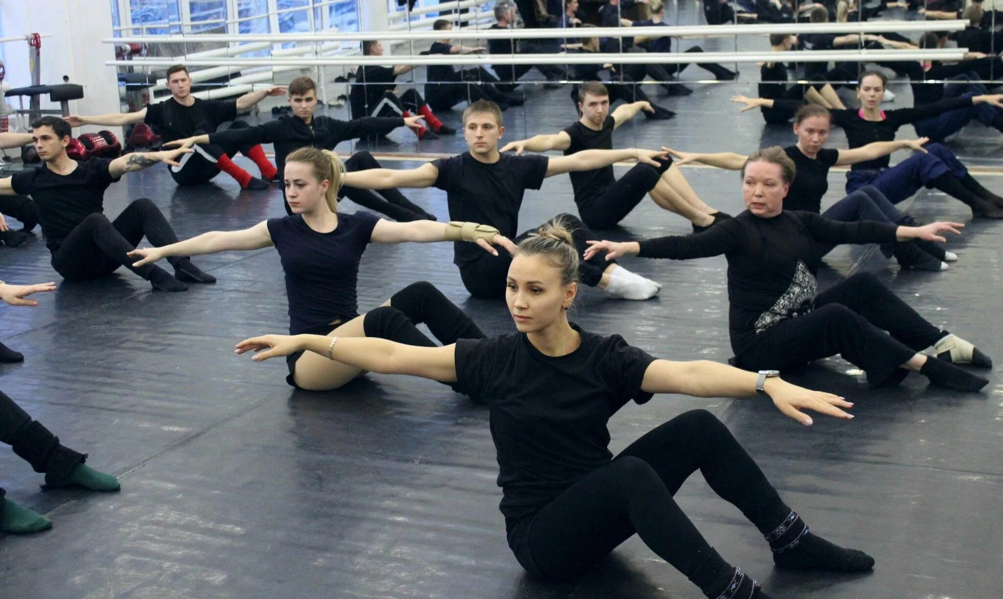 Современная хореография танцы. Сафаров хореограф танцев. Мастер класс по современной хореографии. Современный танец мастер класс. Эликсир южа коллектив современного танца.