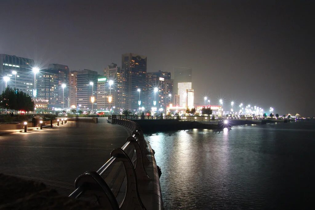 Корниш набережная абу. Набережная Corniche Абу Даби. Набережная Корниш в Абу-Даби. Фонтан Абу Даби набережная.