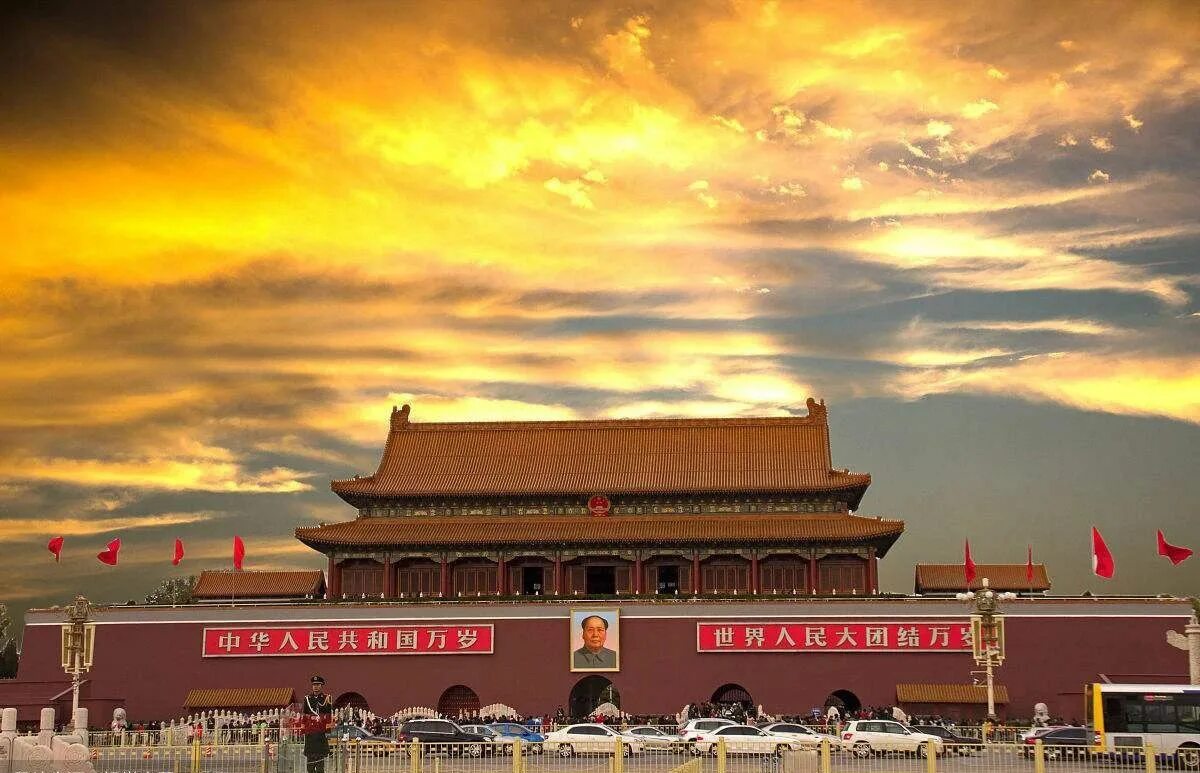 Китай самая большая площадь. Площадь Тяньаньмэнь в Пекине. Площадь небесного спокойствия Тяньаньмэнь. Площадь Тяньаньмынь Пекин. Площадь Тяньаньмэнь (площадь небесного спокойствия).