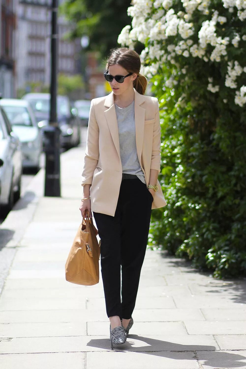 бежевые брюки бежевый пиджак. бежевый пиджак мужской стиль. образы с бежевым пиджаком. 12 storeez брюки льняные. бежевые брюки бежевый пиджак.