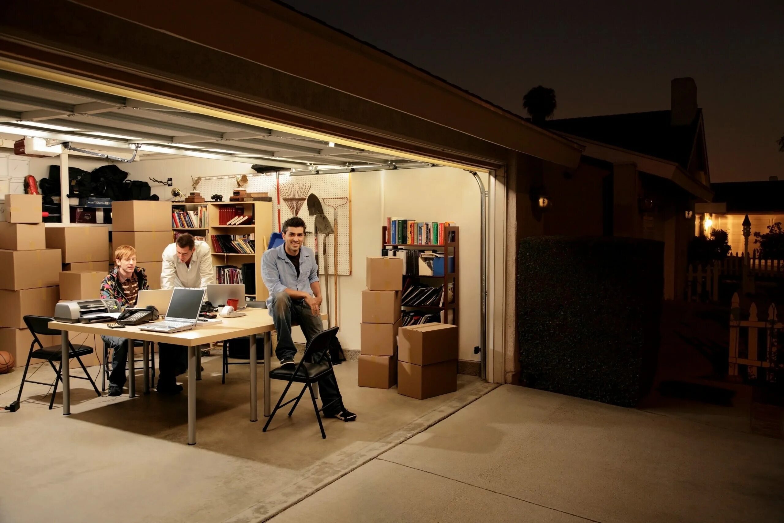 Bmw startup garage. Гараж стартапа. Стартап гараж. Bmw startup garage. Стив джобс и возняк в гараже.