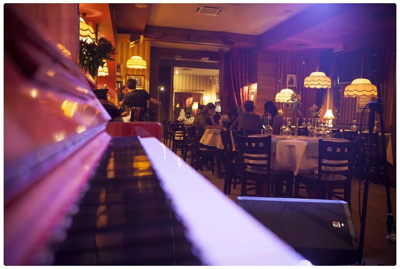 Вечер в баре. Стол для кафе. Вечерний бар заболоцкий. Вечер в баре. Виски бар.