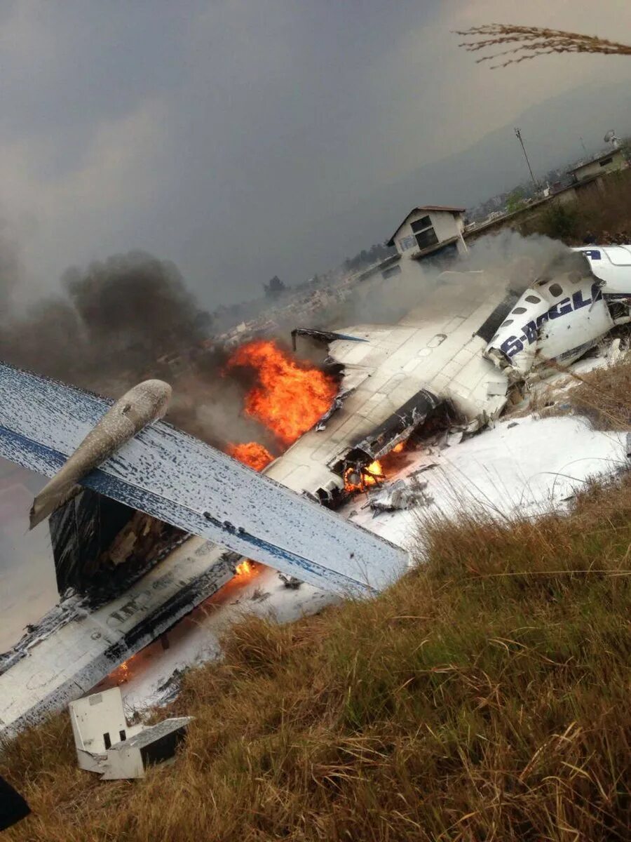 Покажи как разбивается. Катастрофа DHC-6 В Непале. Боинг 747 авиакатастрофа. Боинг 737 авиакатастрофа.