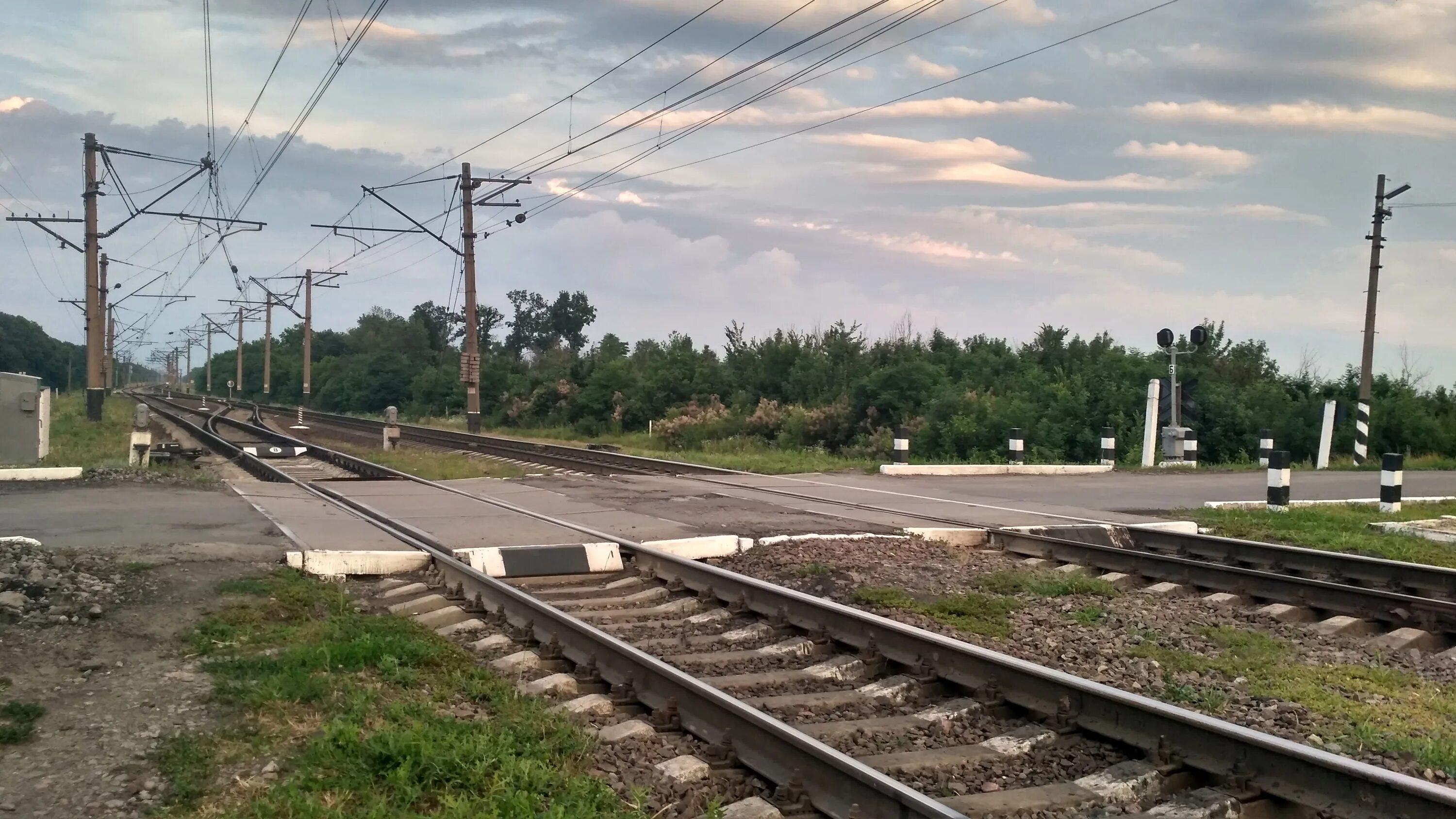 Многопутная ЖД дорога. Переезд. Однопутная железная дорога. ЖД переезд.