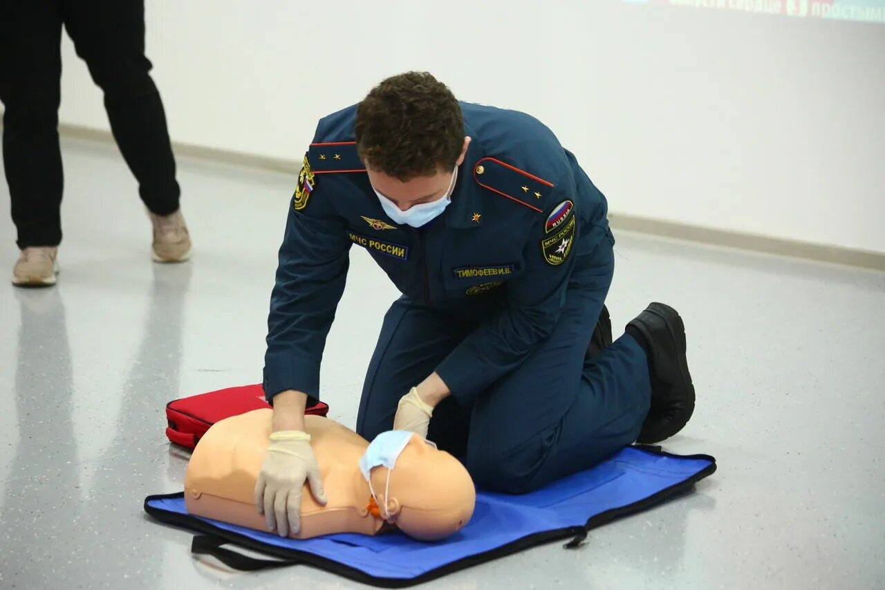 Помочь пострадавшим. Оказание первой помощи пострадавшим МЧС. Врач оказывает первую помощь.