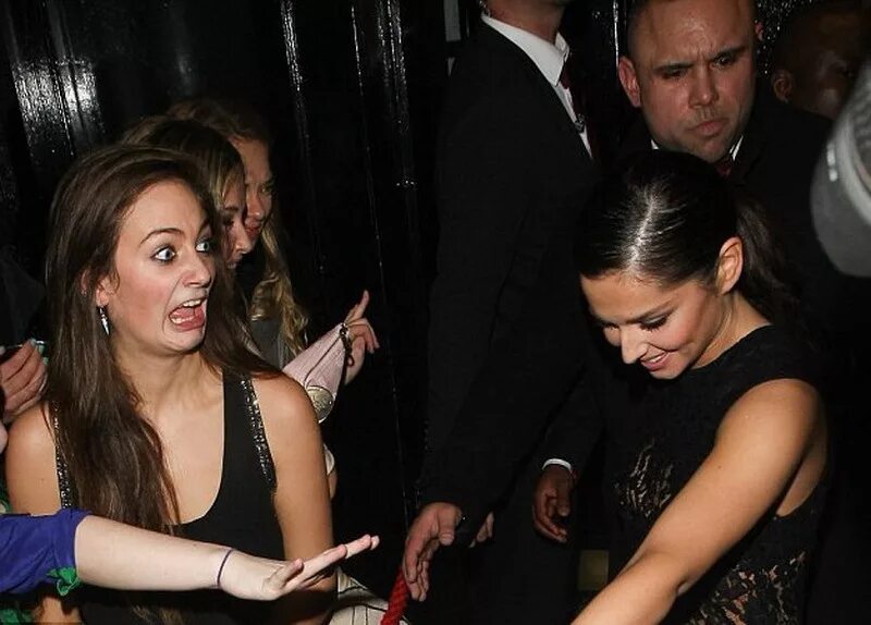 Знаменитости с фанатами. Иметь поклонников. Иметь поклонников. Женщина в окружении поклонников. Иметь поклонников.