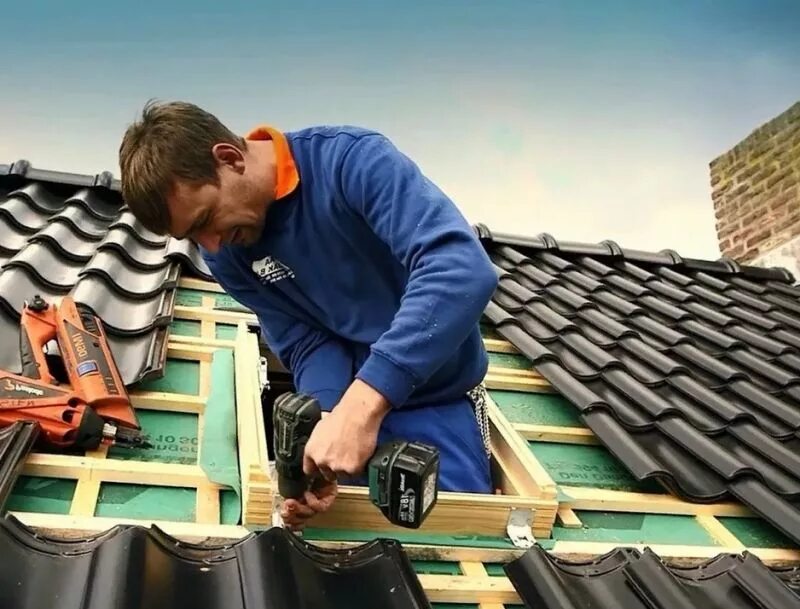 Рулонная гибкая черепица технониколь. Кровля крыши. Кровельщик металлочерепицы. Работа авито кровельщикам. Монтаж кровли.