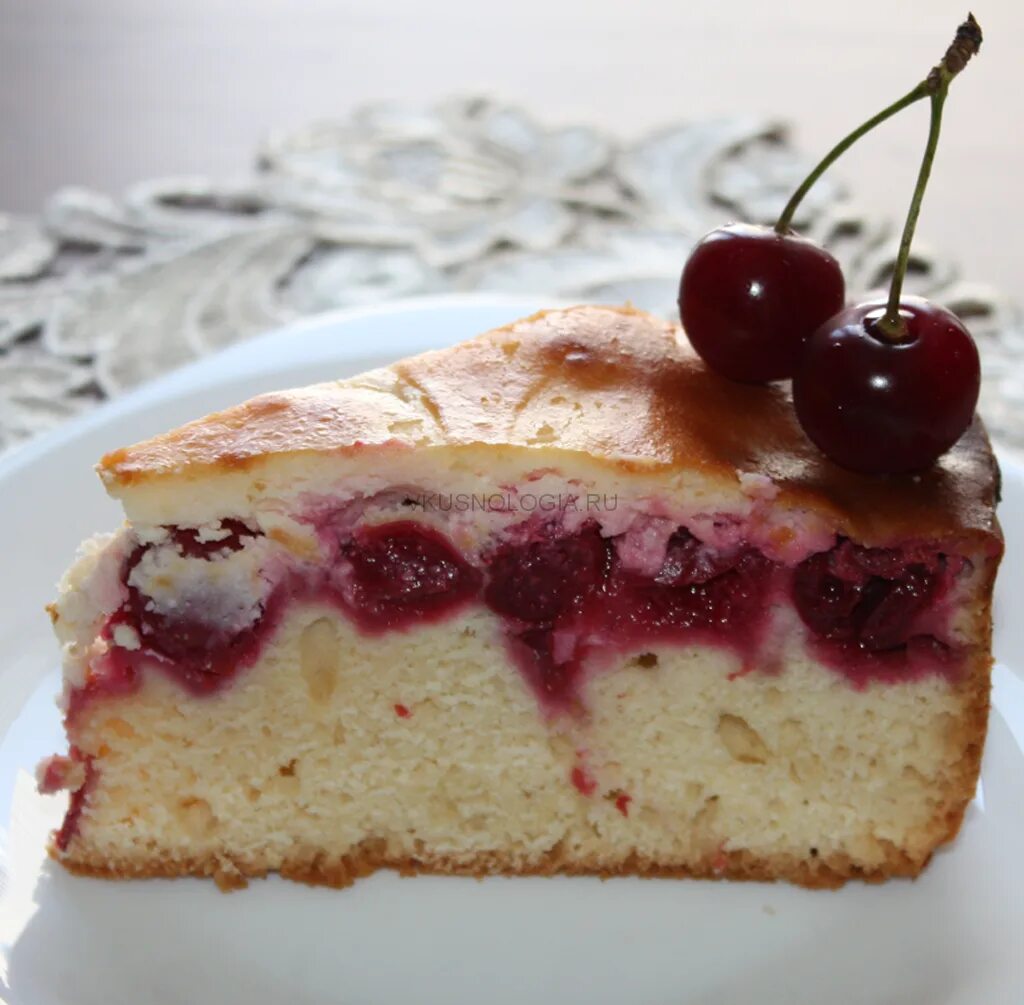 Вишневый пирог простой рецепт. Пирог вишневый Шик. Творожно вишневый пирог. Вишнево-Черешневый пирог. Пирог с творогом и вишней.