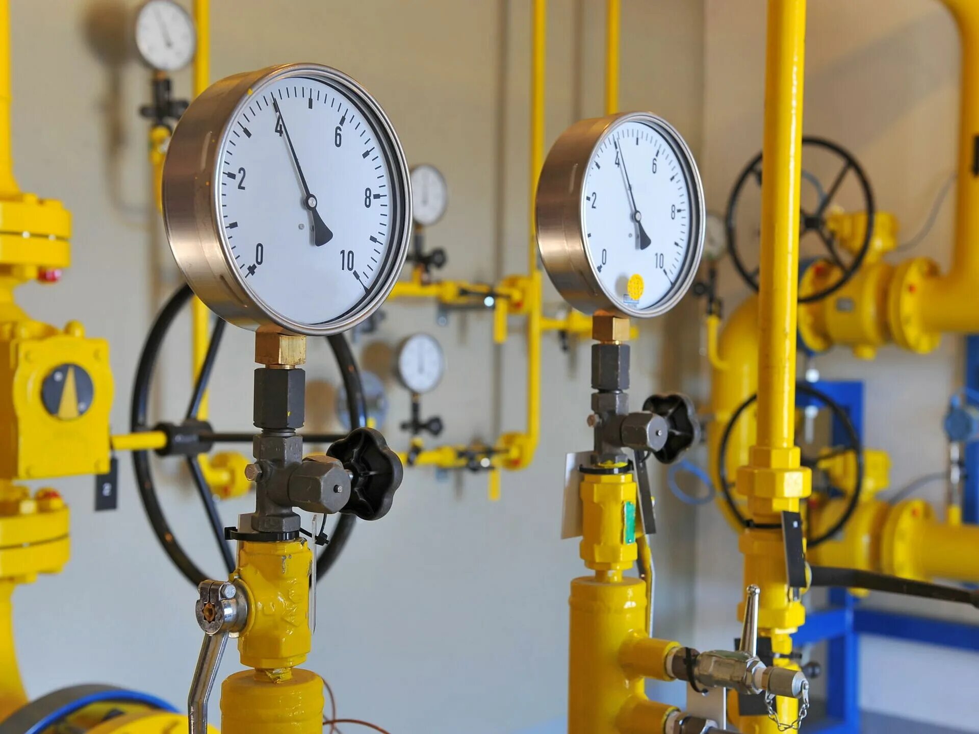 Манометры в котельной. Манометр на газопроводе. манометры на газопроводе в котельной. газоснабжение. газовая труба.