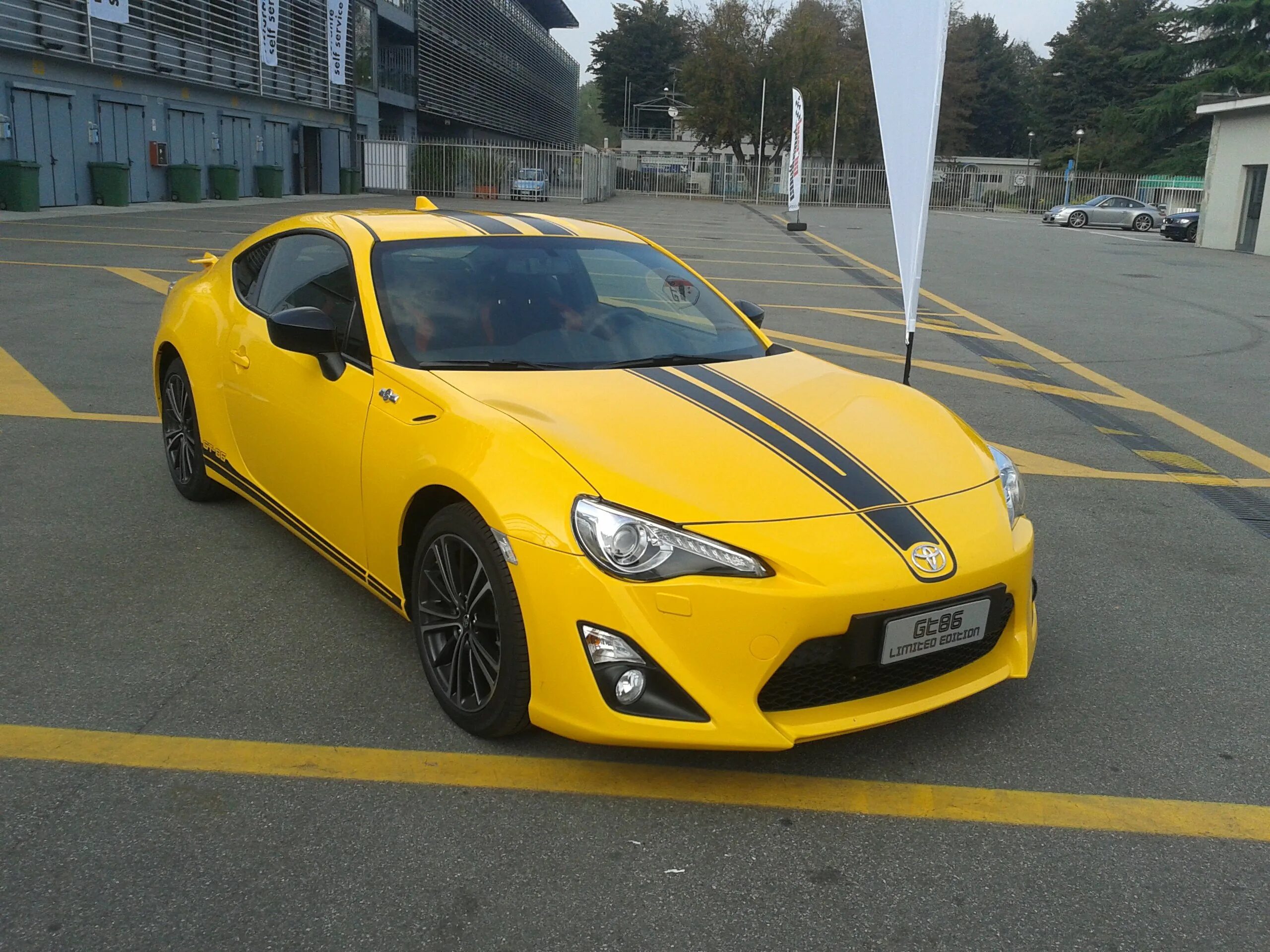 Желтый в реальной жизни. Тойота gt86 желтая. Тойота ГТ 86 желтая. Тойота спорткар gt 86. Toyota gt86 Yellow Zavozin.