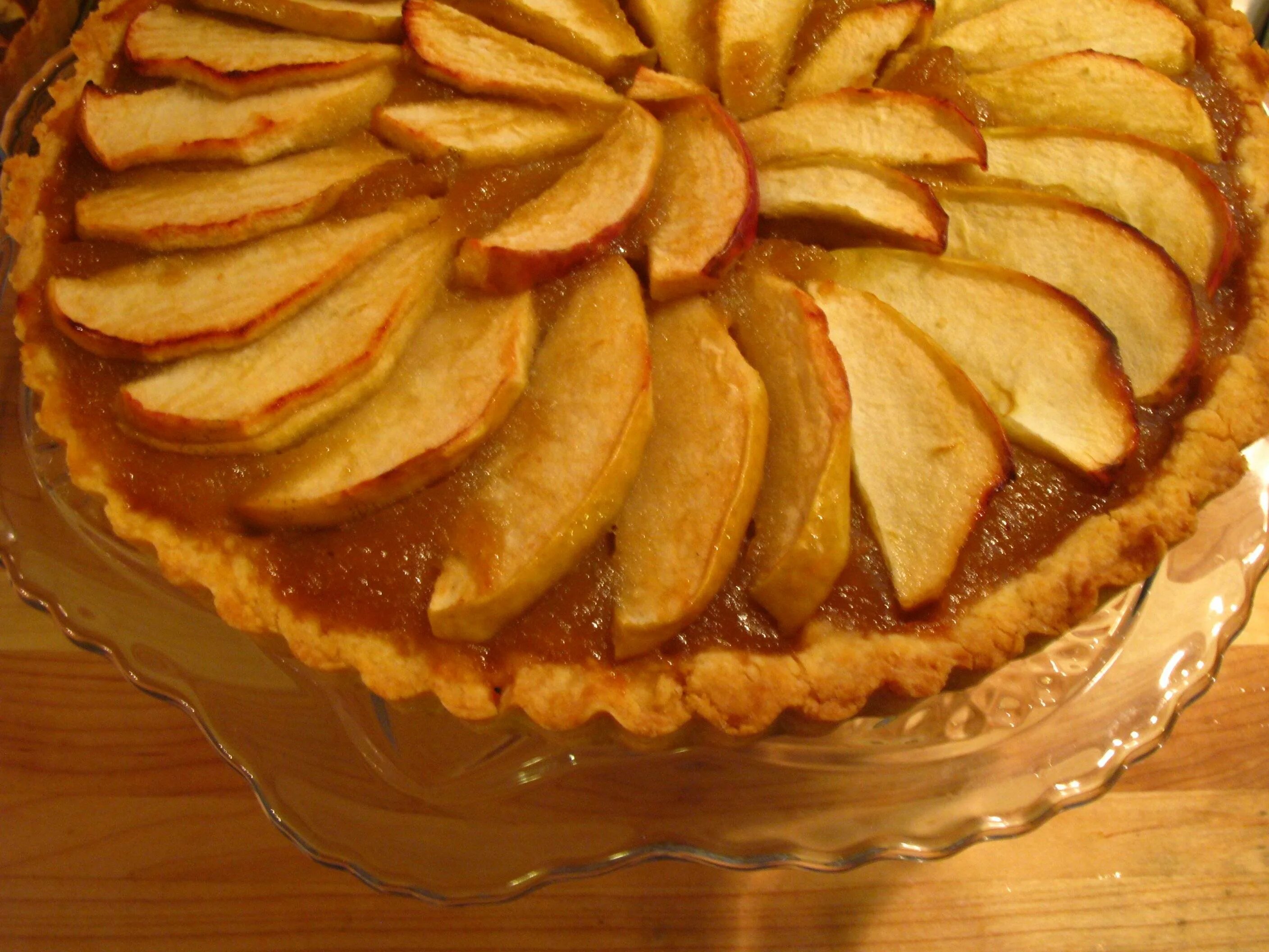 Пироги с яблоками в духовке фото. Пирог с яблоками в духовке. Домашний пирог с яблоками в духовке. Яблочный пирог дольками в духовке. Красивый пирог с яблоками в духовке.