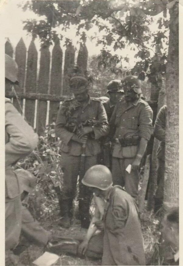Захват пленных. Солдаты красной армии в немецком плену. Немецкие солдаты в плену.