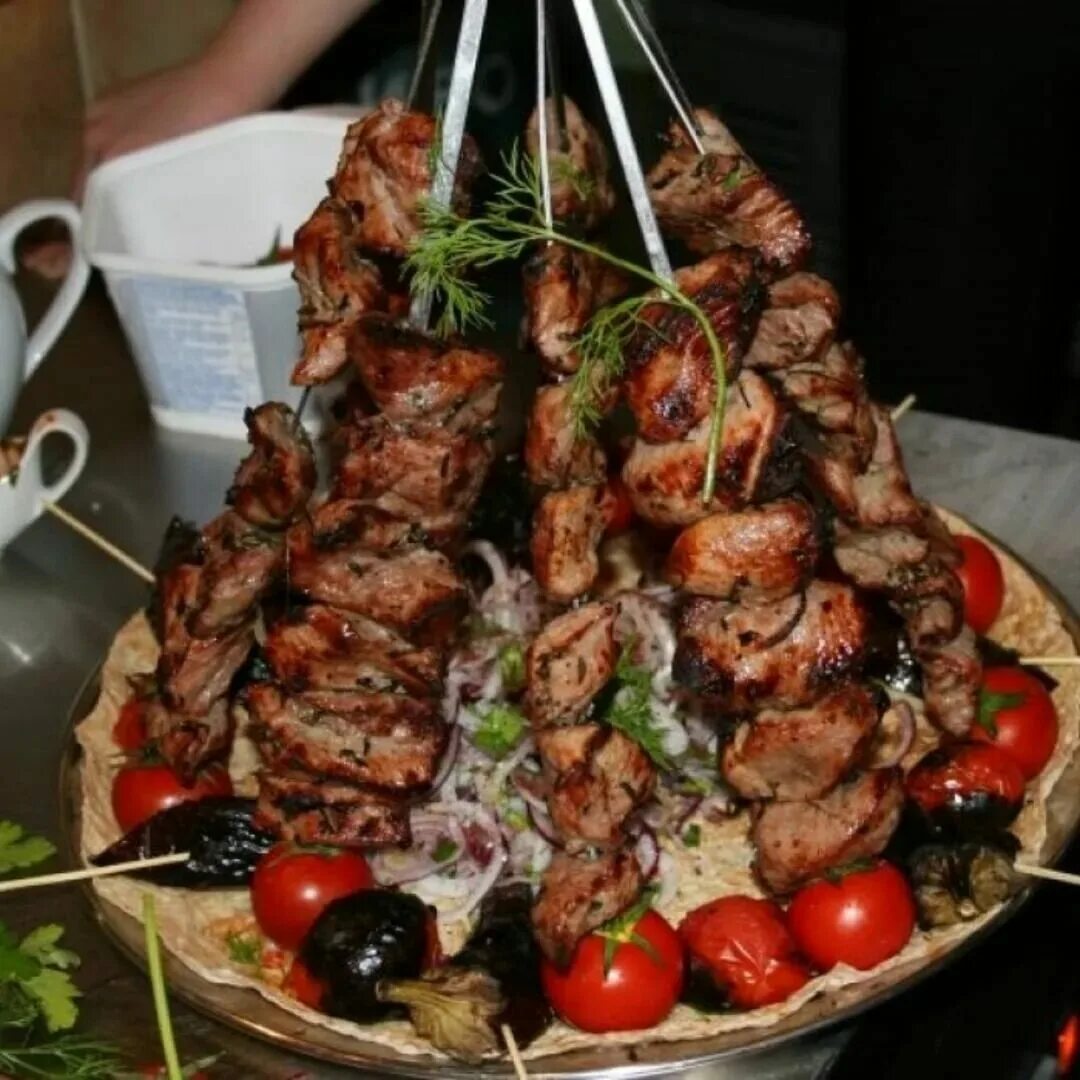 тортик в виде шашлыка. открытки с днём рождения с шашлыком. накрытый стол с шашлыком. готовый шашлык. шашлык день рождения.