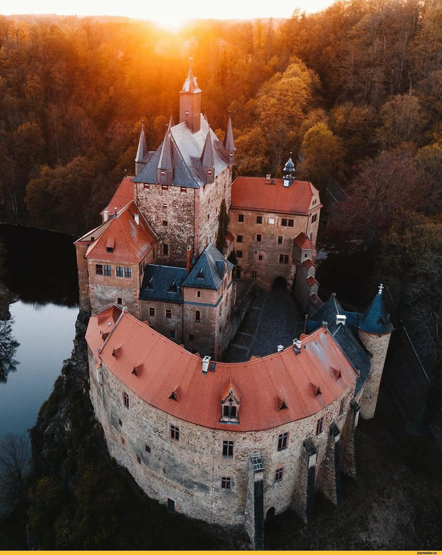 Известный средневековый замок. Замок Крибштайн Саксония. Замок Крибштайн Burg Kriebstein. Замок Рыцарский Крибштайн,. Германия замок оохсбург Саксония.