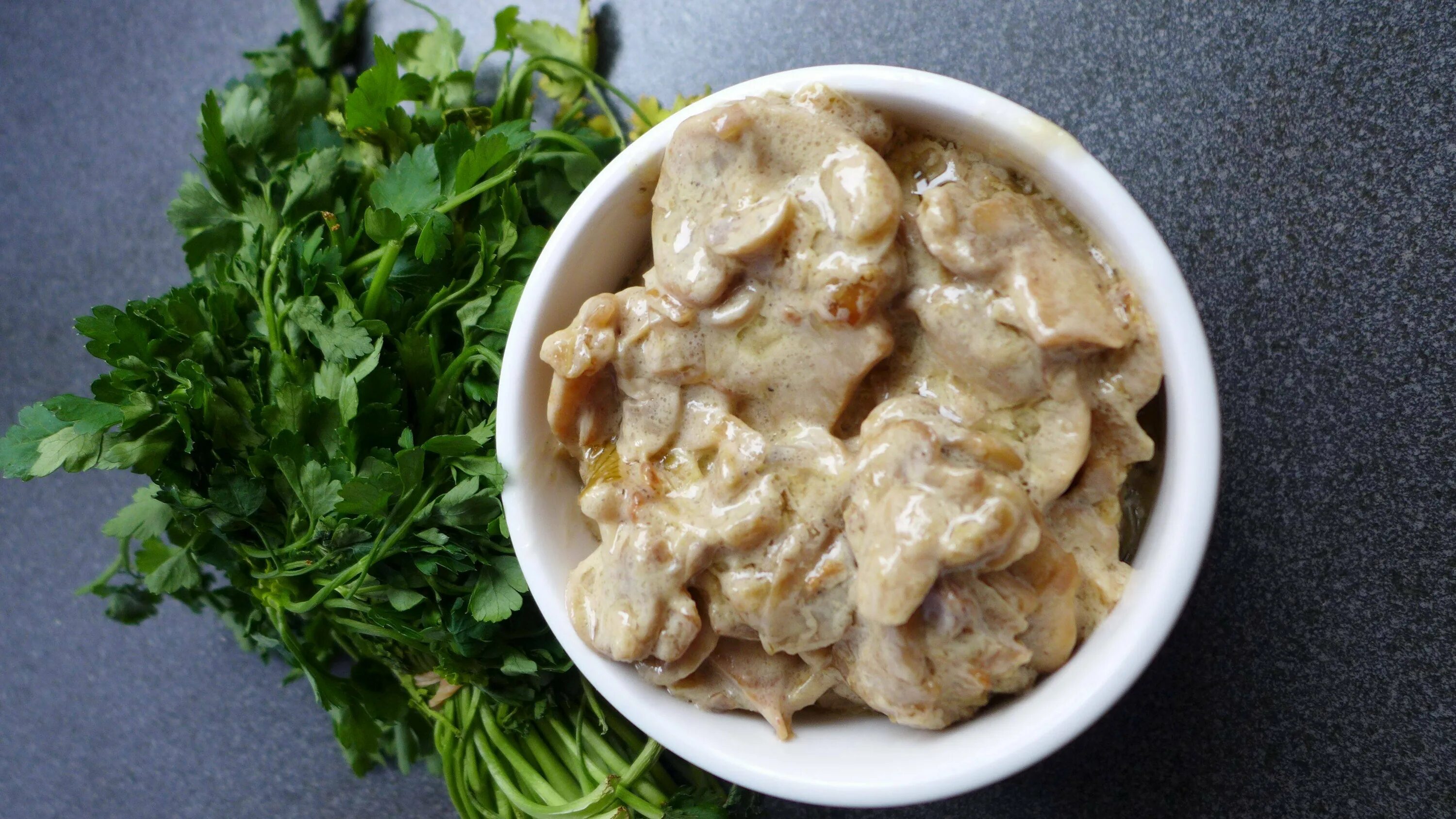 Гуляш из курицы в сметанном соусе