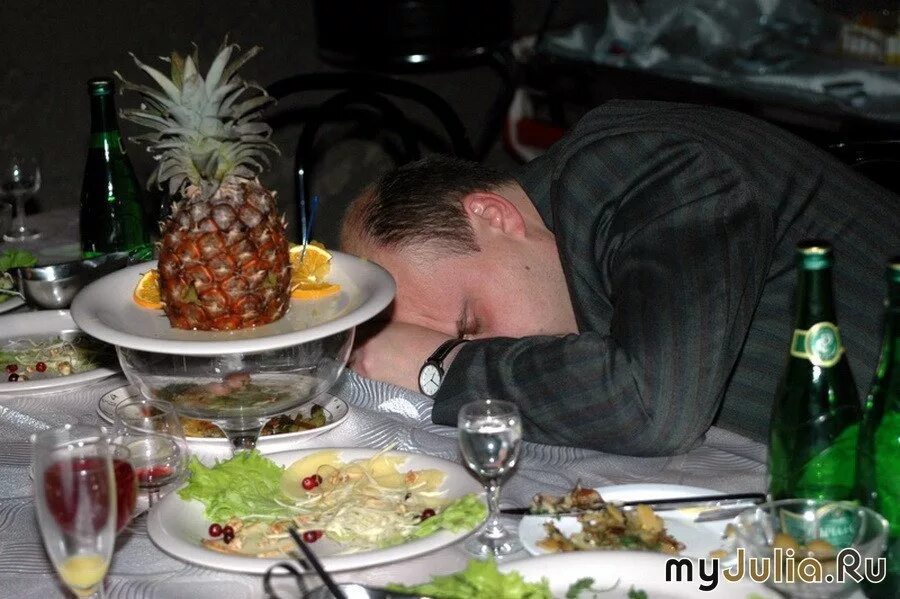 Муж напился и уснул. Новый год уснул в салате. Праздничное застолье.