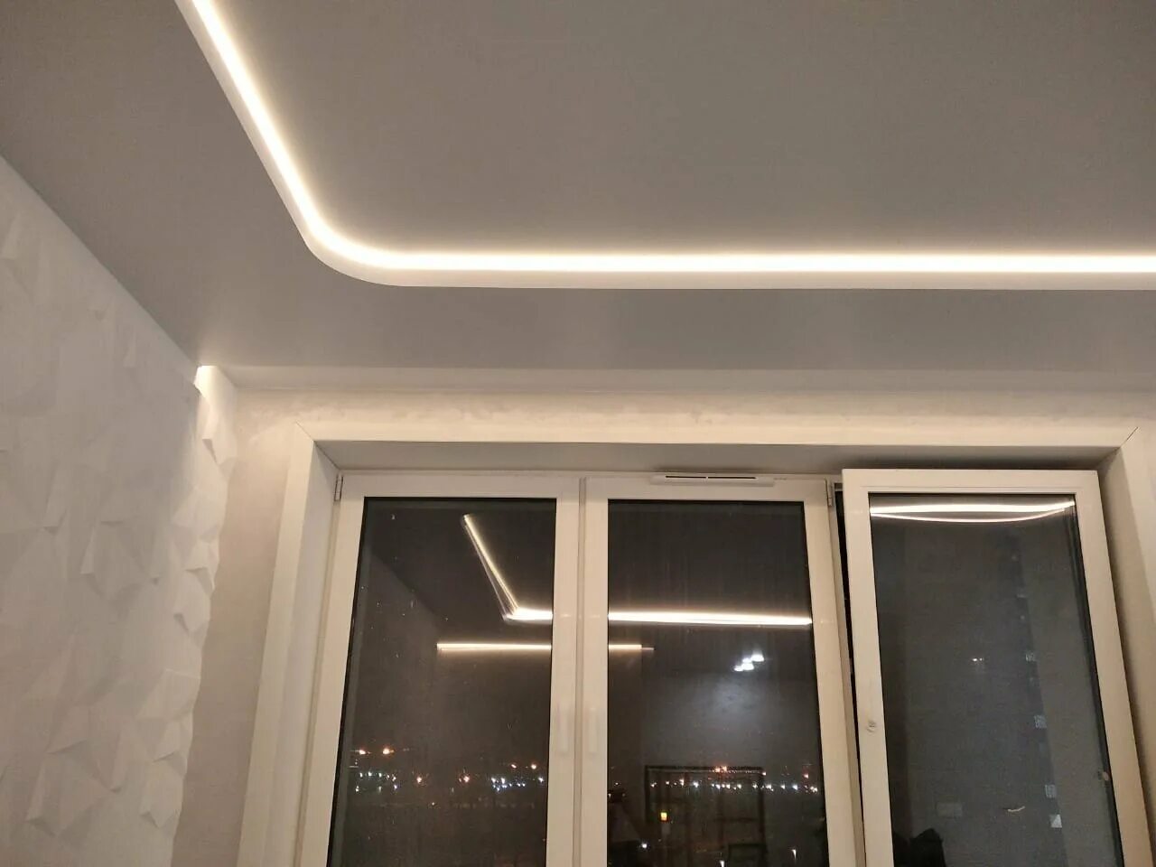 красивые потолки для спальни. пленочный натяжной потолок. евро потолок картинка. натяжные потолки с цветочками. двухуровневые натяжные потолки.