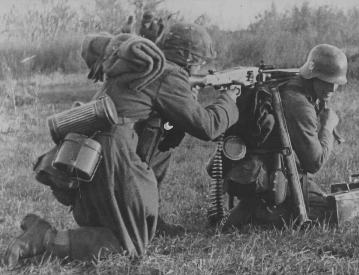 Пулемет вермахта мг 42. Немецкий пулемётчик с мг 42. Немецкий солдат с MG 42. Немец с mg42. Вермахт против сс