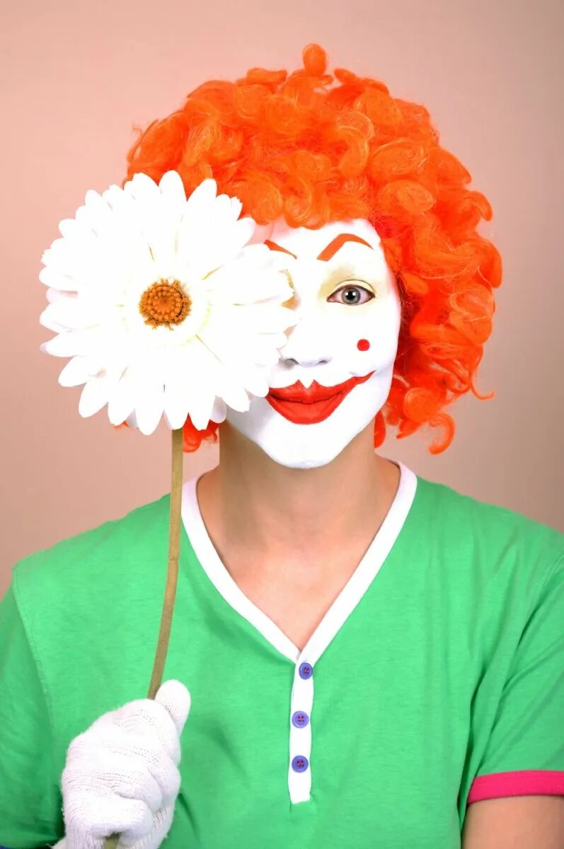 Клоун с цветами. Цветочный клоун. Клоунский цветок. Клоун с клоунским цветком.