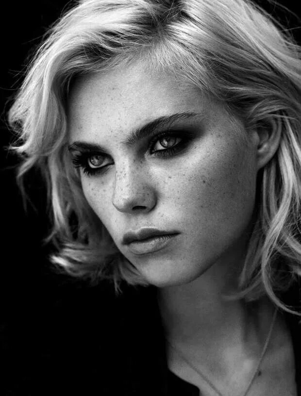 Фотосессия портрет. Портрет в три четверти. Фотомодели портрет. Лицо в три четверти. Блондинка с серыми глазами.