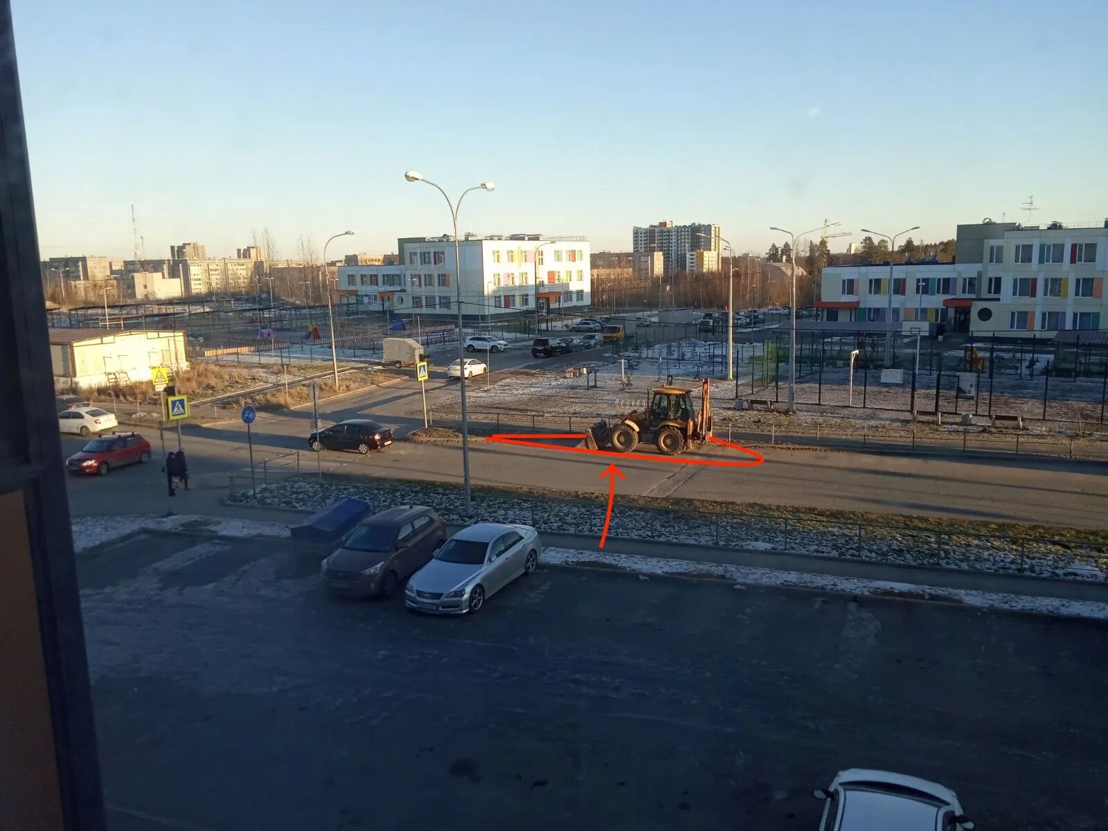 Круг на октябрьском проспекте петрозаводск. Чапаева 42а петрозаводск. Каток возле республиканской больницы петрозаводск. Паркинг в петрозаводске. Парковка.