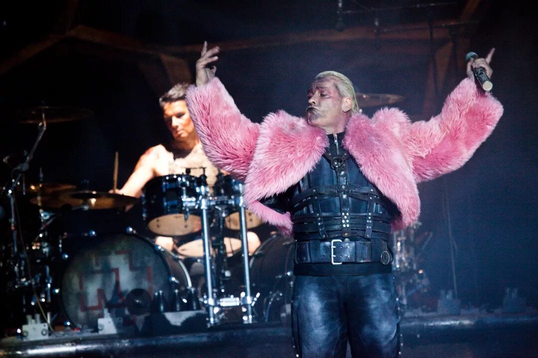 Lindemann the end. Rammstein концерт тилль. lindemann группа концерт. тилль линдеманн на концерте. тиль рамштайн выступление.