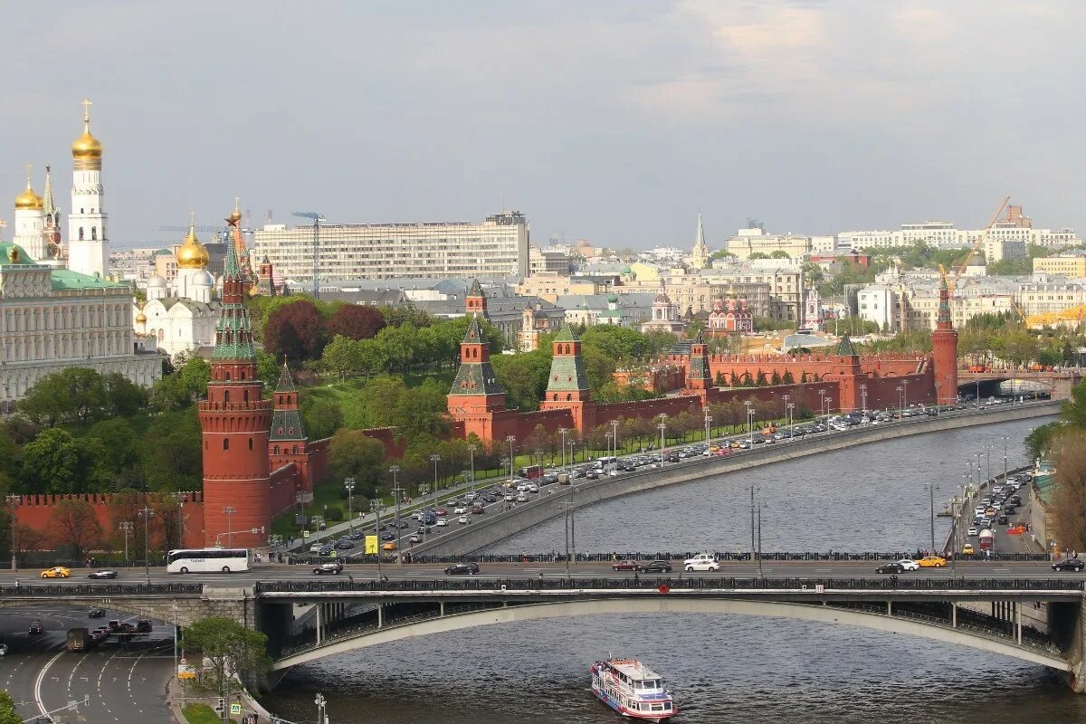 Храм Христа Спасителя экскурсия. Храм Христа Спасителя и Кремль. Вид на Кремль с храма Христа Спасителя. Храм Христа Спасителя напротив Кремля. Автобусные экскурсии по москве от красной