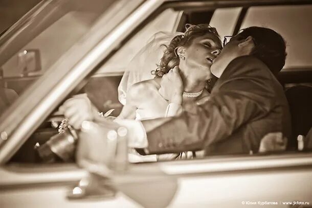 Мжм в авто. Машина любви. Поцелуй в машине. Романтика в машине. Парень с девушкой в машине.