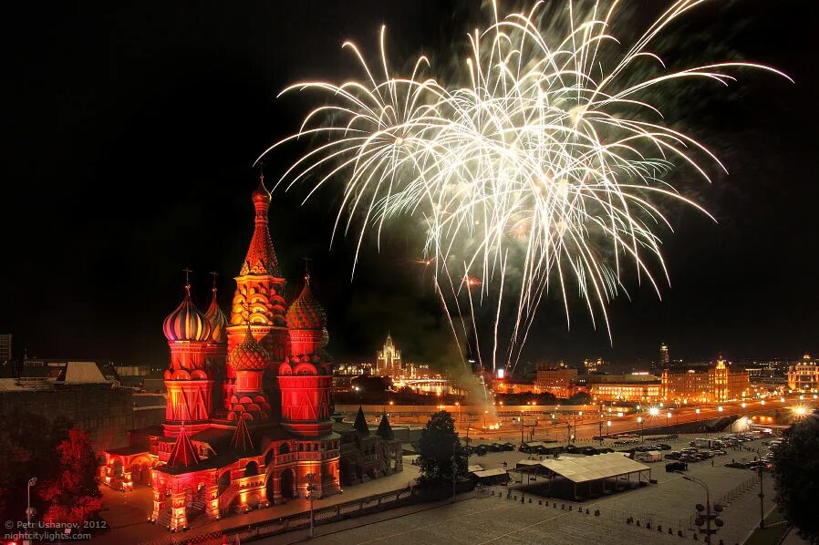 Red square fireworks. Спасская башня салют. Салют "красная площадь". Московский Кремль салют. Салют над Кремлем Спасская башня.