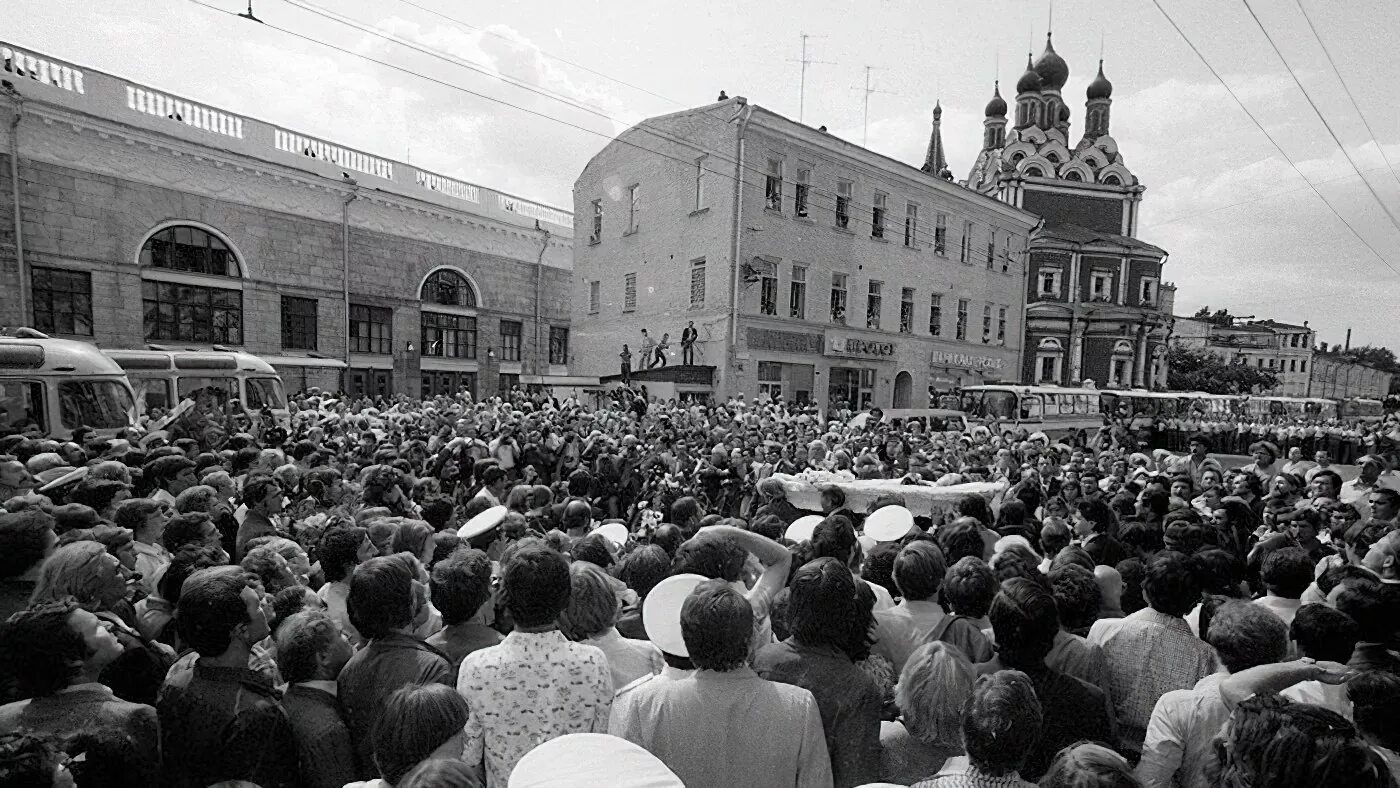 Москва 1980 похороны Высоцкого. Театр на Таганке 28 июля 1980. Прощание с Высоцким на Таганке. Прощание 28