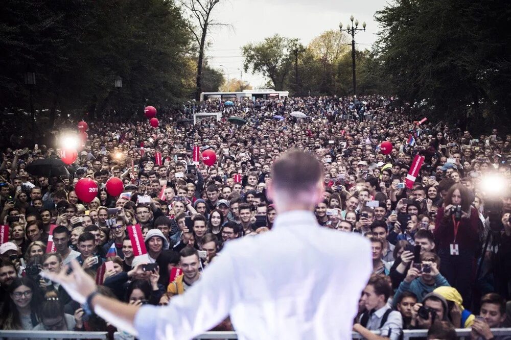 Выступления навального на митингах. Митинг Навального. Толпа митинг. Навальный в толпе. Протесты Навального.