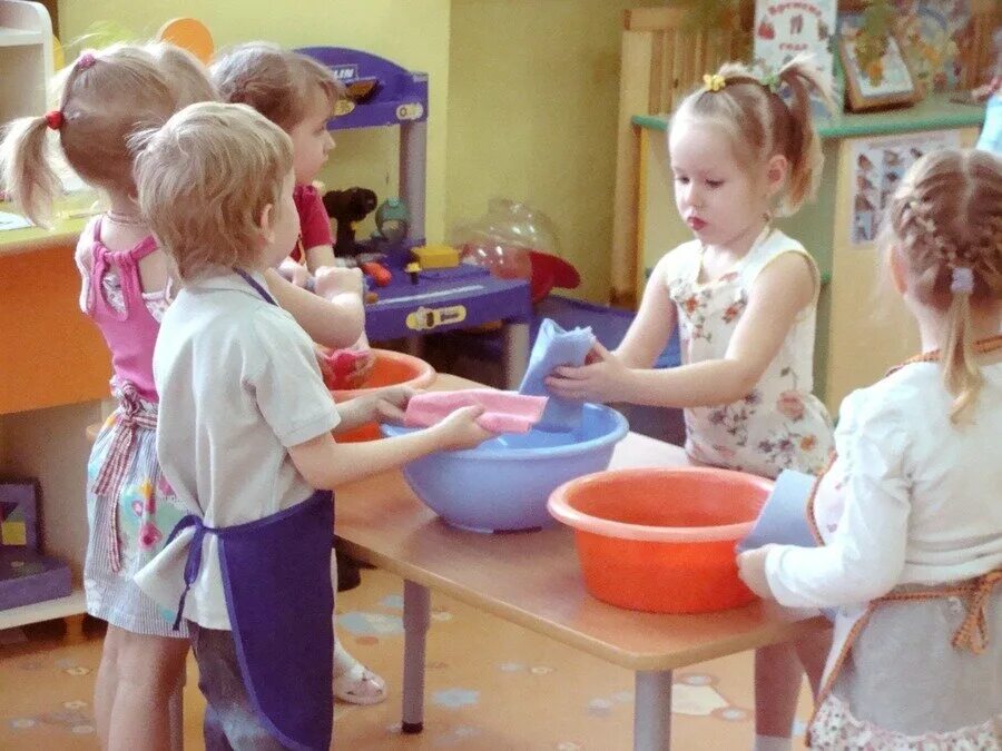 Труд беседа с детьми. Труд в детском саду. Труд детей в детском саду. Хозяйственно бытовой труд в ДОУ. Труд детей в саду.